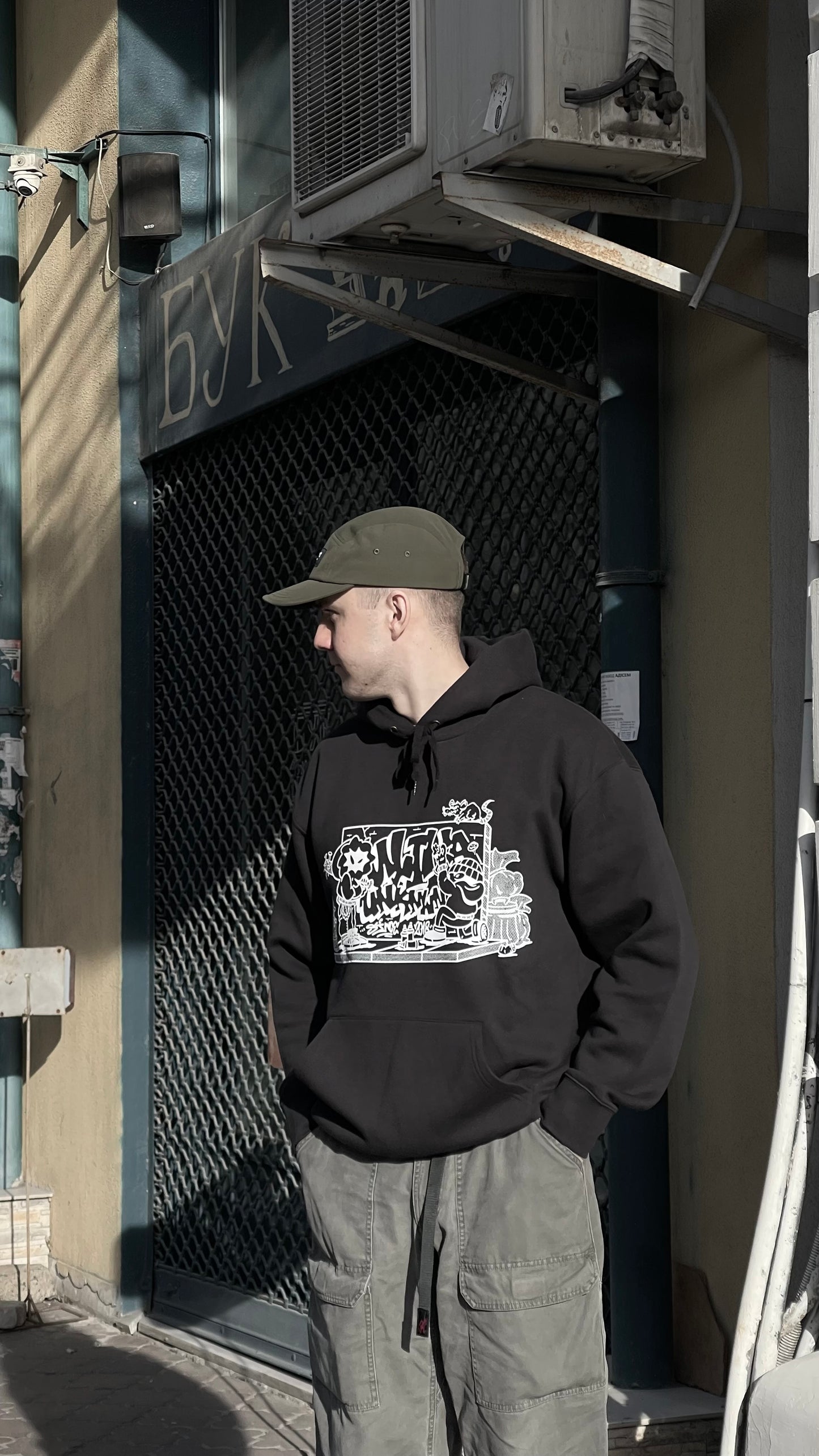 THROW UP HOODIE SCHWARZ