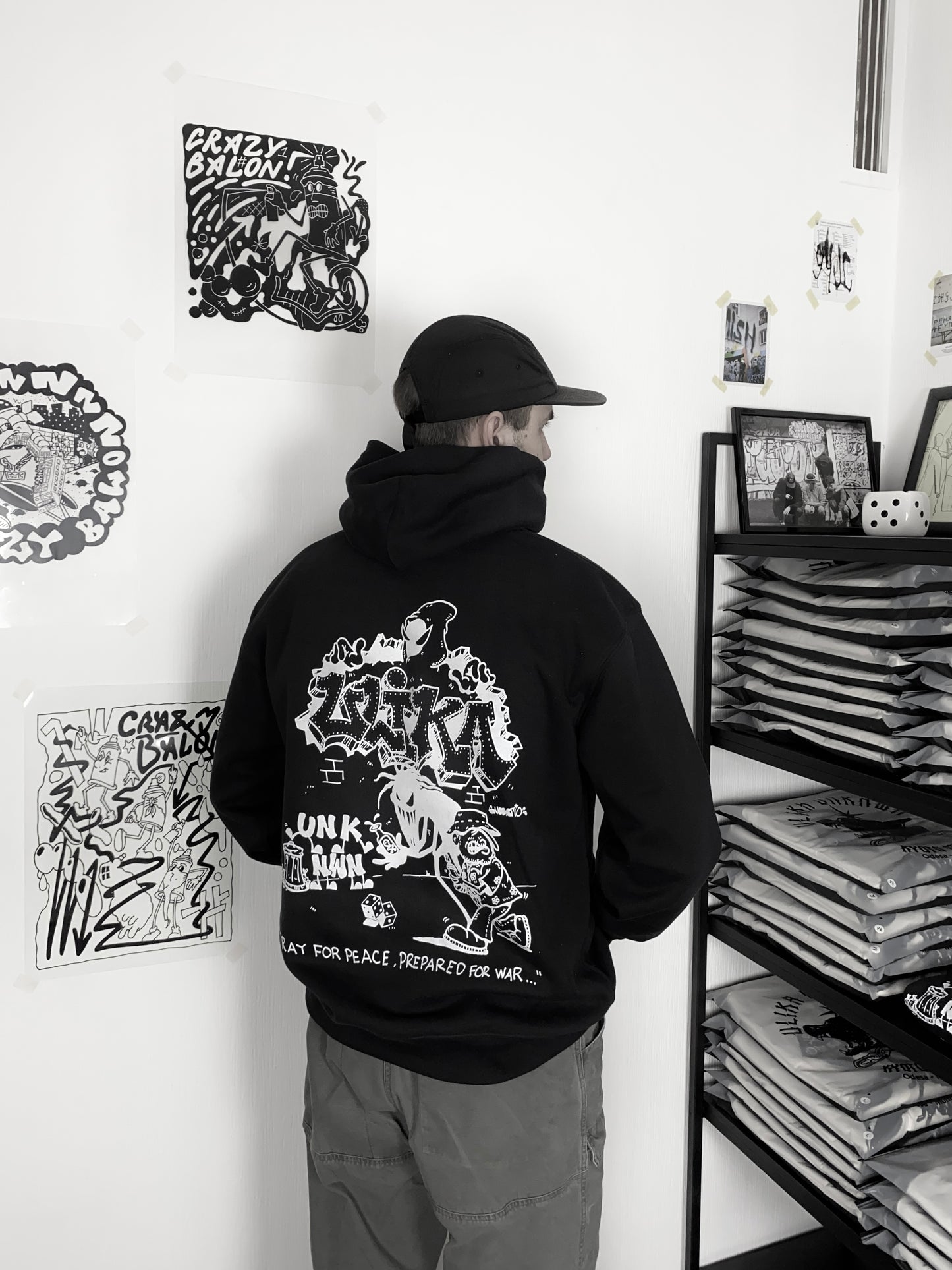 PRAY HOODIE SCHWARZ