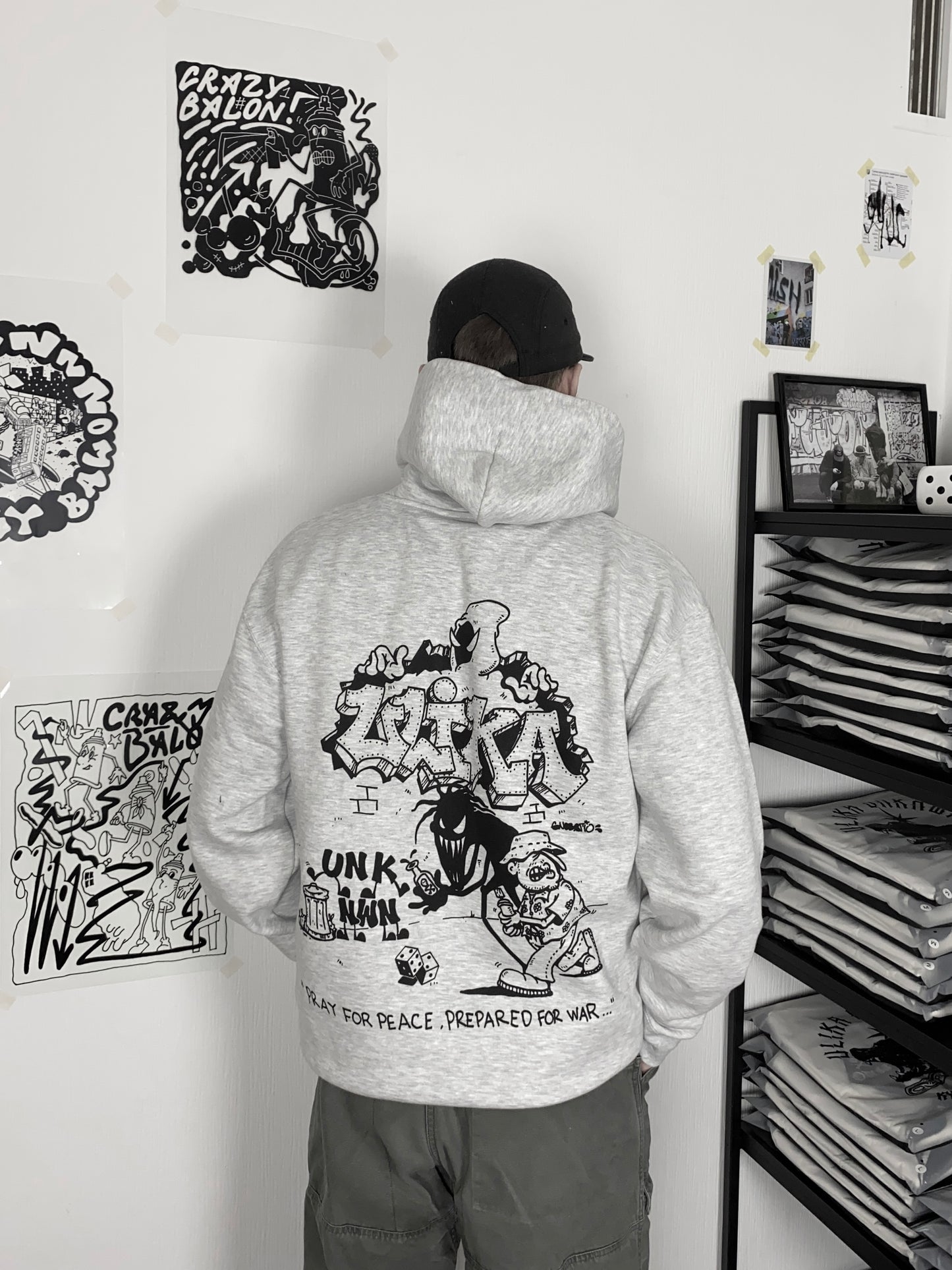 PRAY HOODIE GRAU